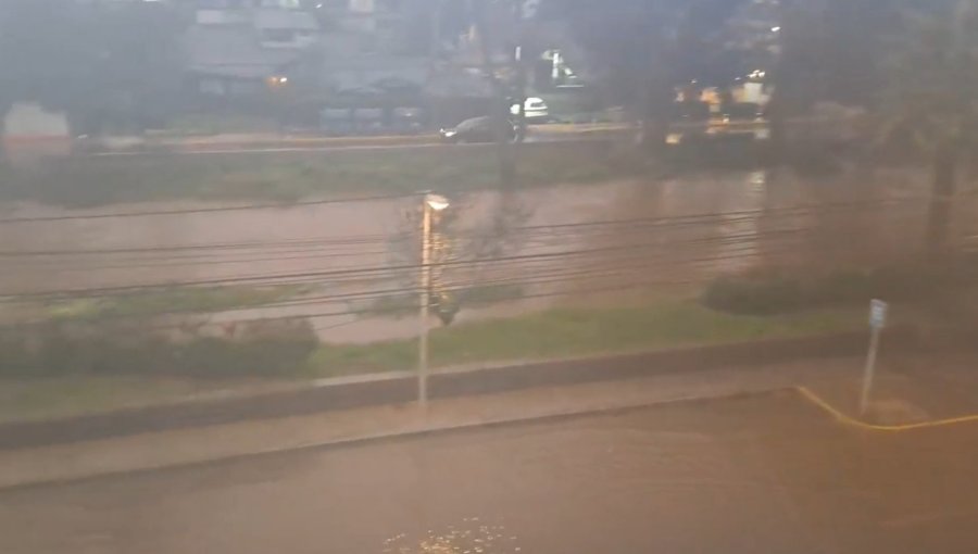 Llaman a evitar acercarse a la ribera del estero de Reñaca en Viña del Mar ante "alerta de crecida"