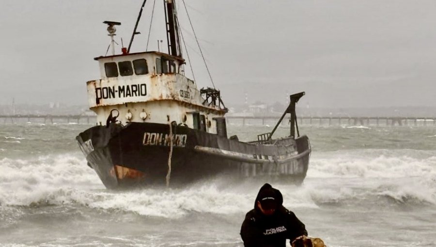 Pesquero de arrastre queda varado en la playa Loncura tras cortar sus amarras durante el fuerte temporal en Quintero