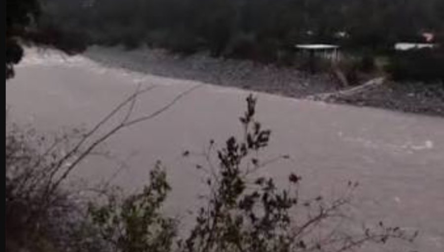 Solicitan evacuar el sector La Isla en las comunas de Concón y Quintero por crecida del río Aconcagua