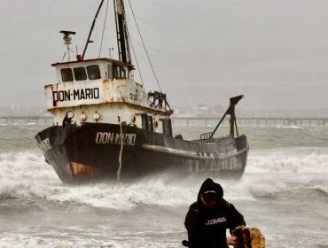 Pesquero de arrastre queda varado en la playa Loncura tras cortar sus amarras durante el fuerte temporal en Quintero
