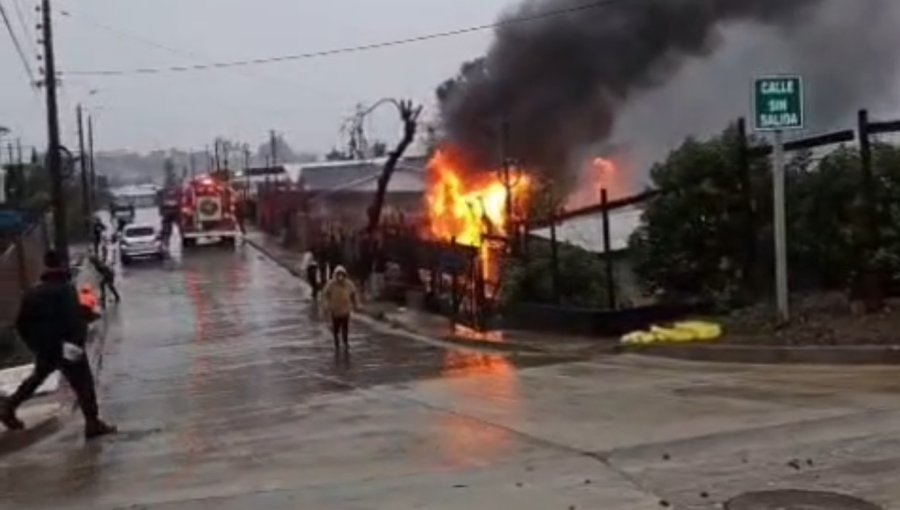 Incendio consume vivienda de material ligero en la Villa Independencia de Viña del Mar