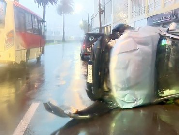 Automóvil volcó en plena Avenida Errázuriz de Valparaíso: testigos del accidente aseguran que se desplazaba a alta velocidad
