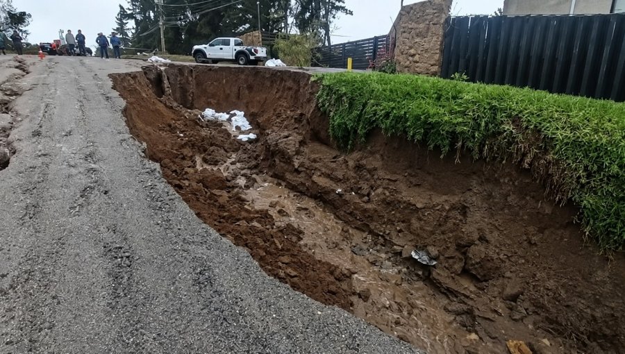 Precipitaciones generan impresionante socavón en el sector Los Pinos de Concón: vecinos temen que siga aumentando
