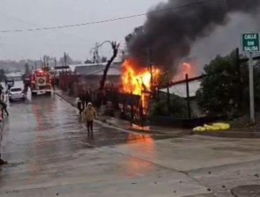 Incendio consume vivienda de material ligero en la Villa Independencia de Viña del Mar