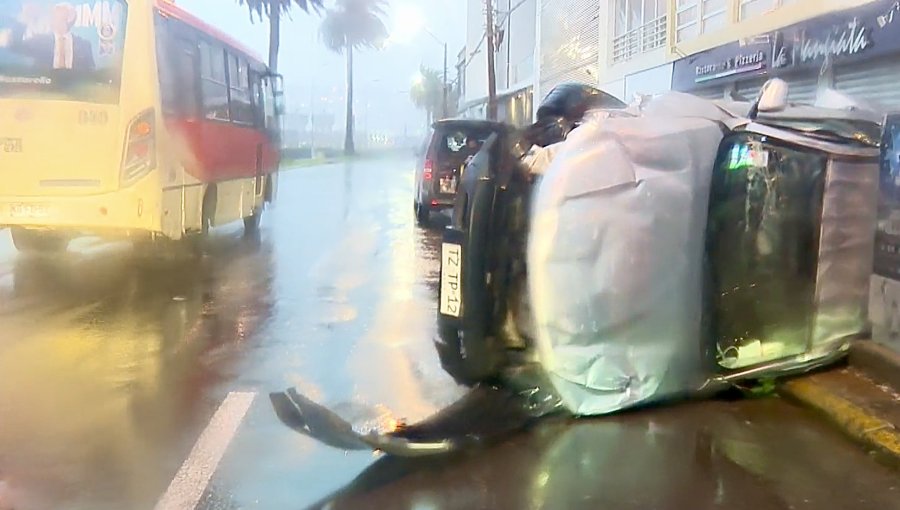 Automóvil volcó en plena Avenida Errázuriz de Valparaíso: testigos del accidente aseguran que se desplazaba a alta velocidad