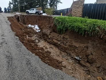 Precipitaciones generan impresionante socavón en el sector Los Pinos de Concón: vecinos temen que siga aumentando
