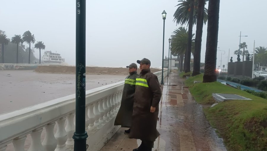 Carabineros reporta más de medio centenar de emergencias y tres lesionados por operativos asociados al sistema frontal en la V Región