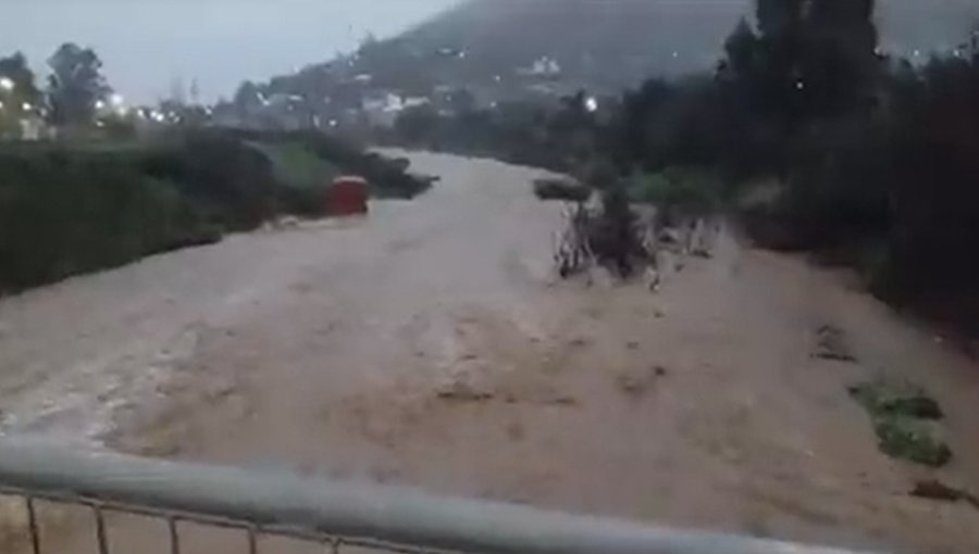 Por desborde del estero El Cobre: Solicitan evacuar el sector El Cobre en la comuna de San Esteban