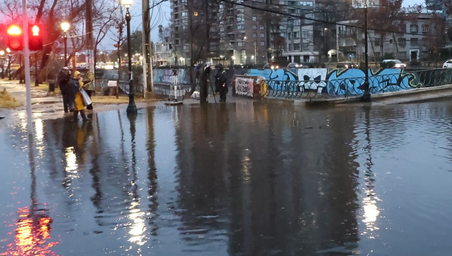 Alerta en la capital: alcalde Desbordes pide no ir al centro de Santiago por sistema frontal y ordena cierre de todos los parques