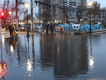 Alerta en la capital: alcalde Desbordes pide no ir al centro de Santiago por sistema frontal y ordena cierre de todos los parques