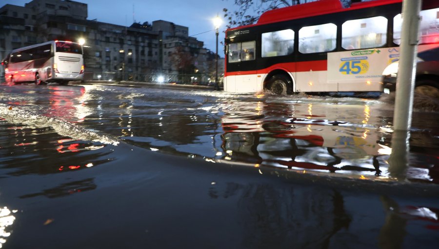 Senapred mantiene en tres los fallecidos por sistema frontal y advierte que aún falta el peak de las precipitaciones