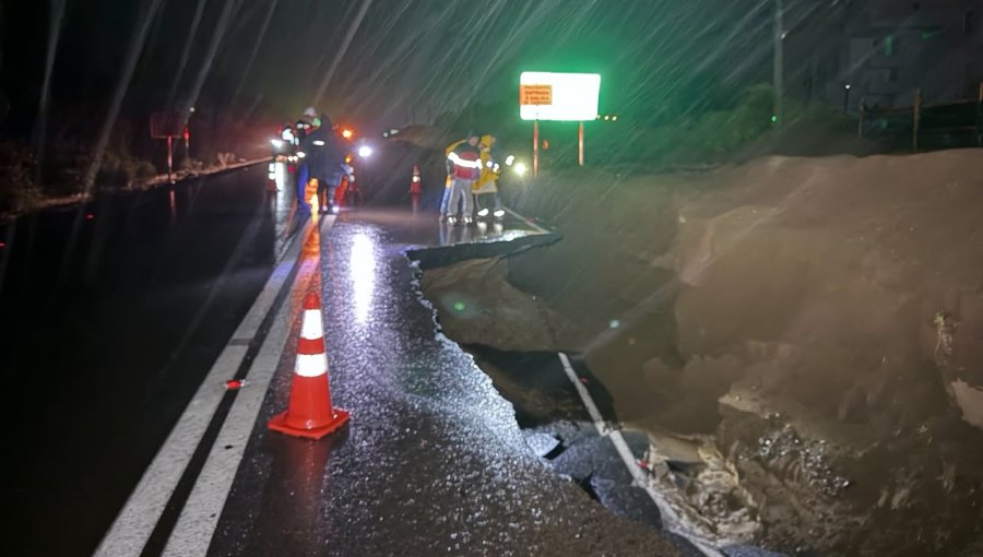 Socavón mantiene cerrado el tránsito entre Puchuncaví y Zapallar por la ruta F30-E