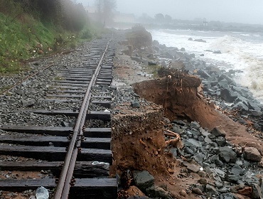 Socavón en vía férrea de Lirquén amenaza a las operaciones del sector maderero