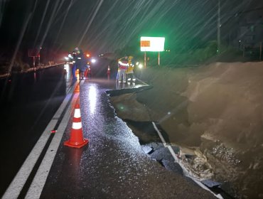 Socavón mantiene cerrado el tránsito entre Puchuncaví y Zapallar por la ruta F30-E