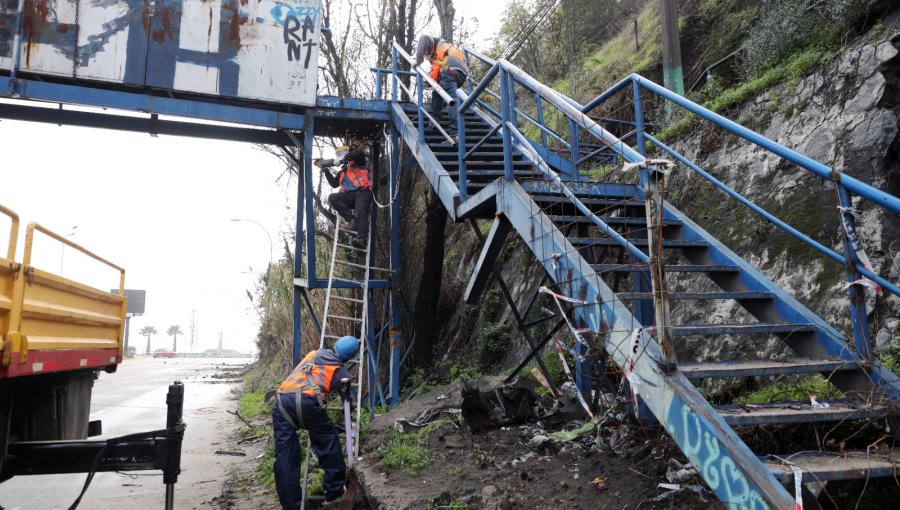 Retiran pasarela en sector Yolanda de Valparaíso tras sistema frontal