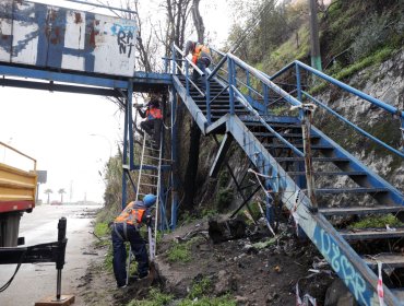 Retiran pasarela en sector Yolanda de Valparaíso tras sistema frontal