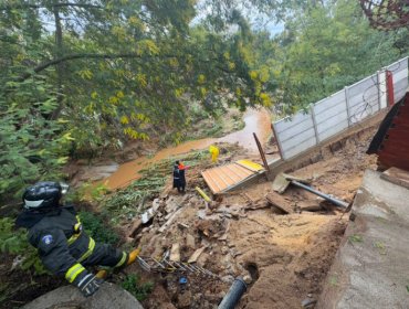 Villa Alemana y Bomberos inician despliegue ante socavón causado por aumento de caudal del Estero Quilpué