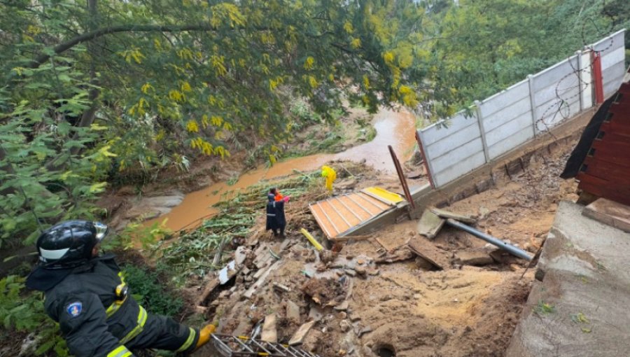 Villa Alemana y Bomberos inician despliegue ante socavón causado por aumento de caudal del Estero Quilpué