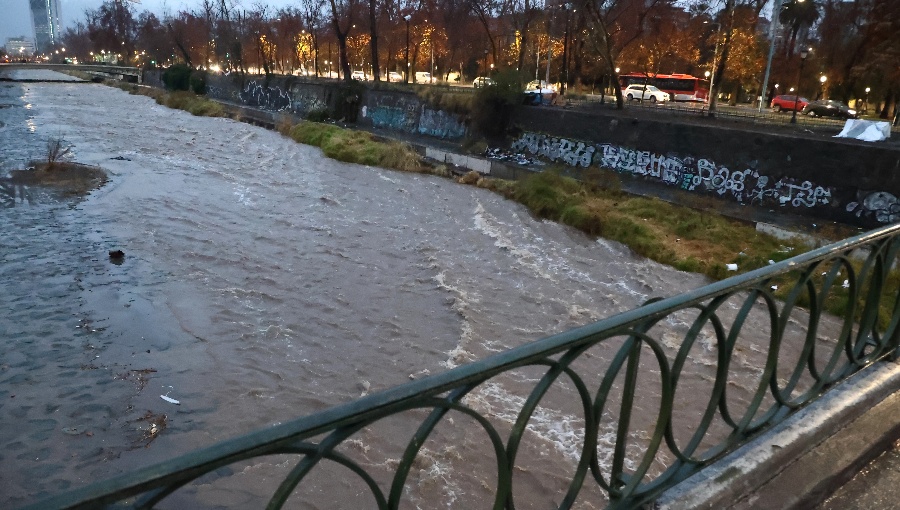 Dos personas en situación de calle pierden la vida en medio del sistema frontal en Santiago