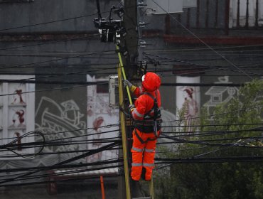 Casi 200 mil clientes permanecen sin suministro eléctrico en la región de Valparaíso