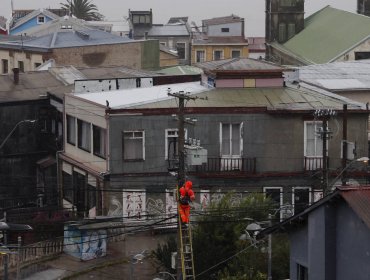 Chilquinta explica que vientos sobre los 80 km/h impidieron avanzar con mayor rapidez en la reposición del servicio eléctrico