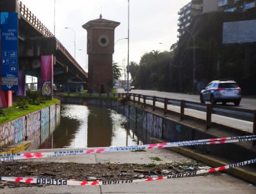 Intensas precipitaciones inundaron el paso bajo nivel del Muelle Barón en Valparaíso