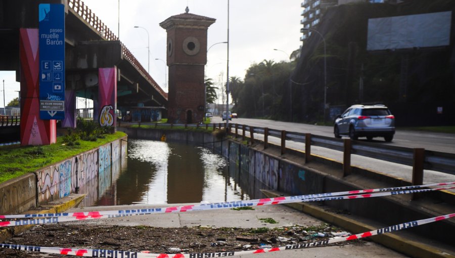 Intensas precipitaciones inundaron el paso bajo nivel del Muelle Barón en Valparaíso
