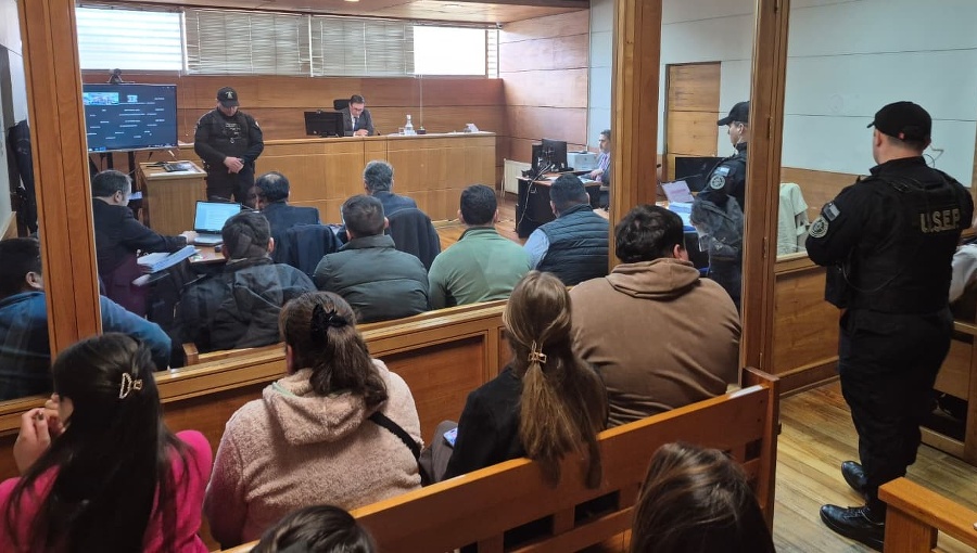 Prisión preventiva para 4 carabineros imputados por corrupción en Chillán
