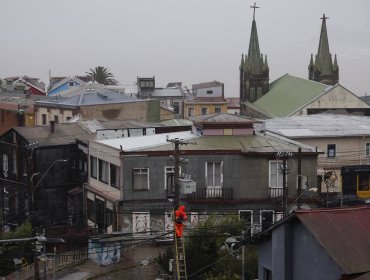 Chilquinta registra más de 1.400 puntos de interrupción en el suministro eléctrico: Son más de 100 mil los clientes sin luz en toda la región