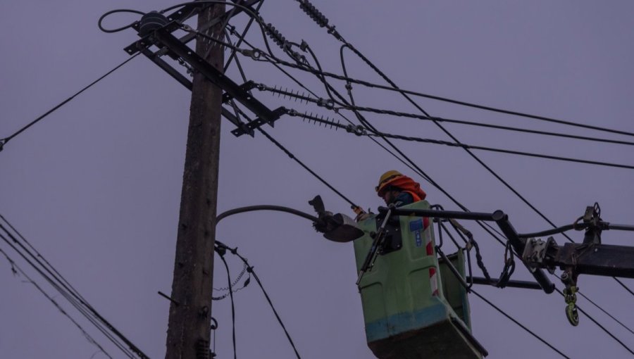Quilpué oficia a SEC por corte de energía eléctrica: más de 17 mil clientes permanecen sin luz en la comuna tras sistema frontal