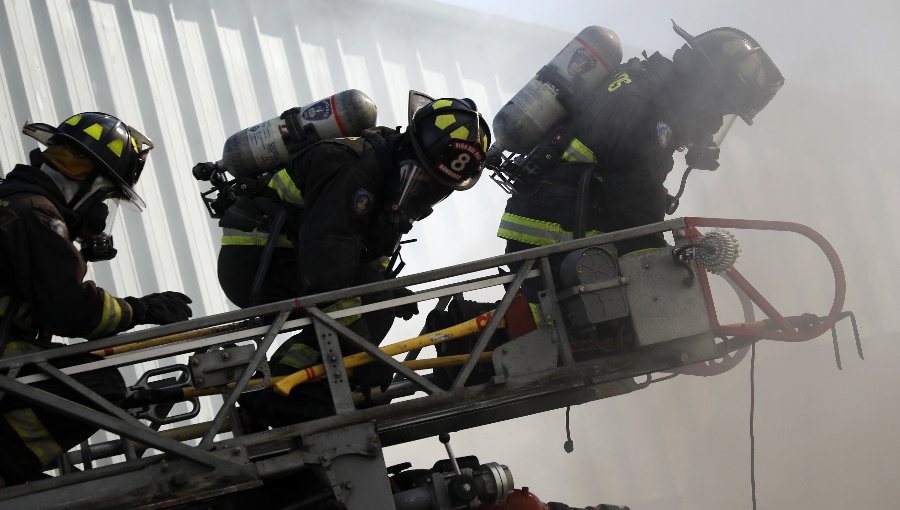 Madre e hijo mueren en incendio de vivienda de material ligero en La Pintana