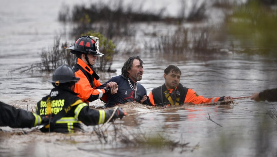 Dramático rescate de hombre arrastrado por las aguas del río Elqui en La Serena