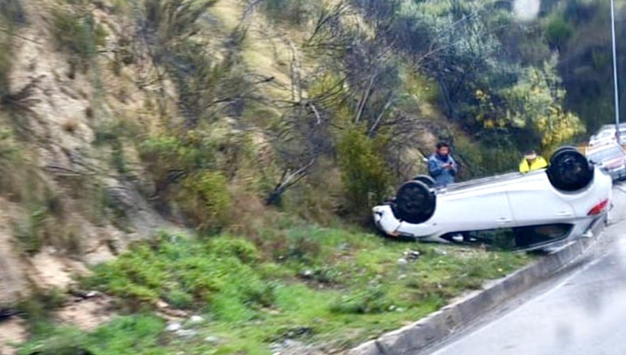 Vehículo volcó en la ruta Las Palmas de Viña del Mar y obligó a restringir pistas a Concón