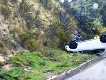 Vehículo volcó en la ruta Las Palmas de Viña del Mar y obligó a restringir pistas a Concón