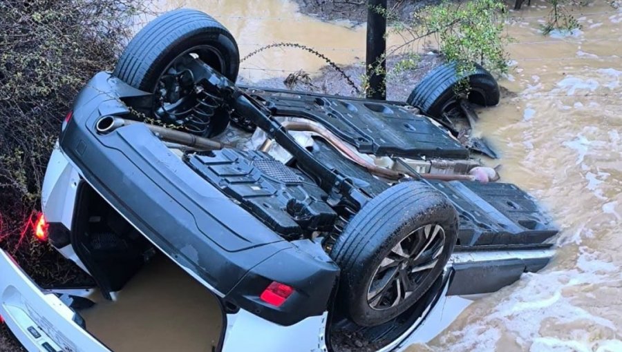 Conductor fue rescatado luego de quedar atrapado en una acequia tras volcar su vehículo en Zapallar