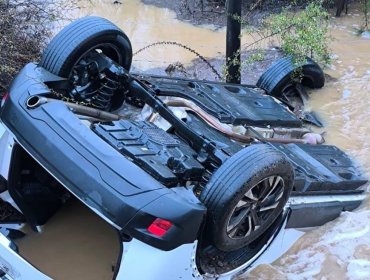 Conductor fue rescatado luego de quedar atrapado en una acequia tras volcar su vehículo en Zapallar