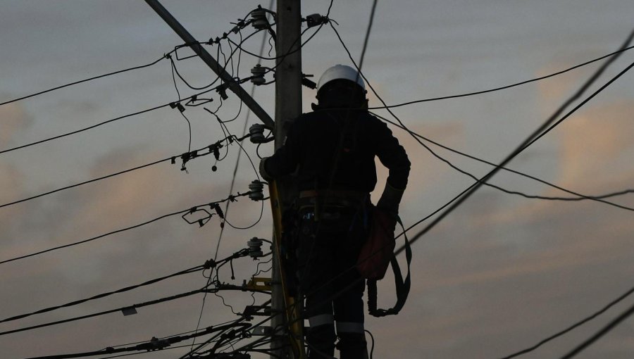Persisten los estragos del sistema frontal: Municipios de Valparaíso exigen respuestas a compañías eléctricas y agilizan ayuda social