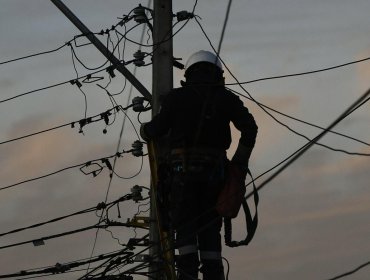 Persisten los estragos del sistema frontal: Municipios de Valparaíso exigen respuestas a compañías eléctricas y agilizan ayuda social
