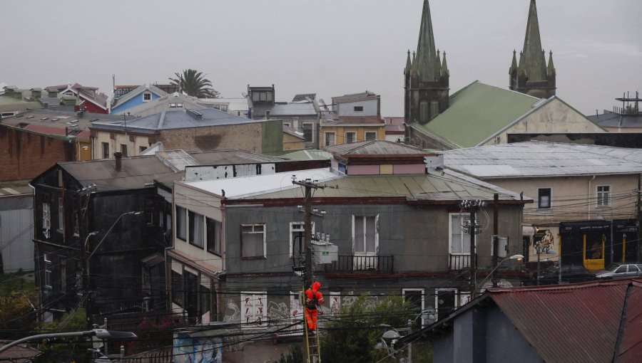 Editorial: El misterio tras los cortes de luz: ¿Cuántas personas y brigadas están realmente en la calle?