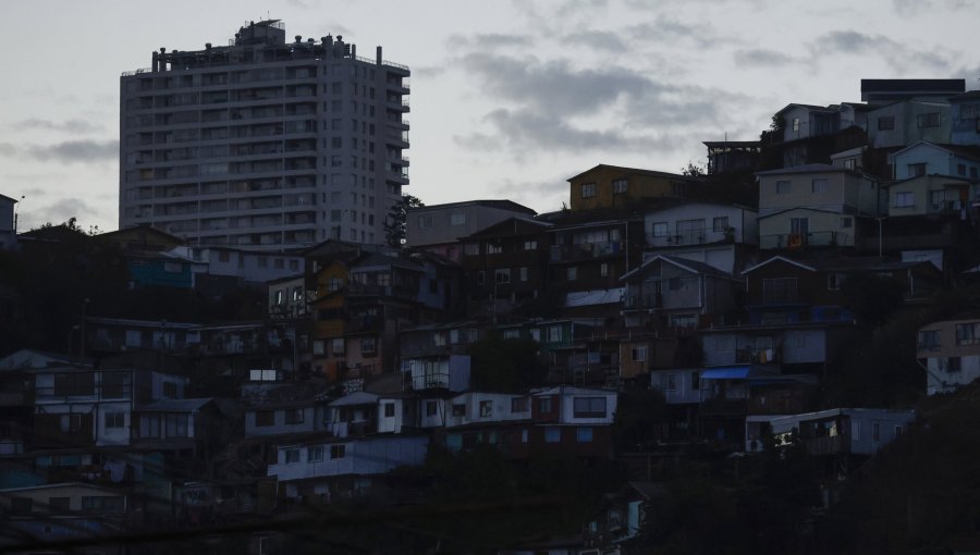 Más de 54 mil clientes siguen sin luz en la región de Valparaíso tras sistema frontal: provincia de Quillota es la más afectada