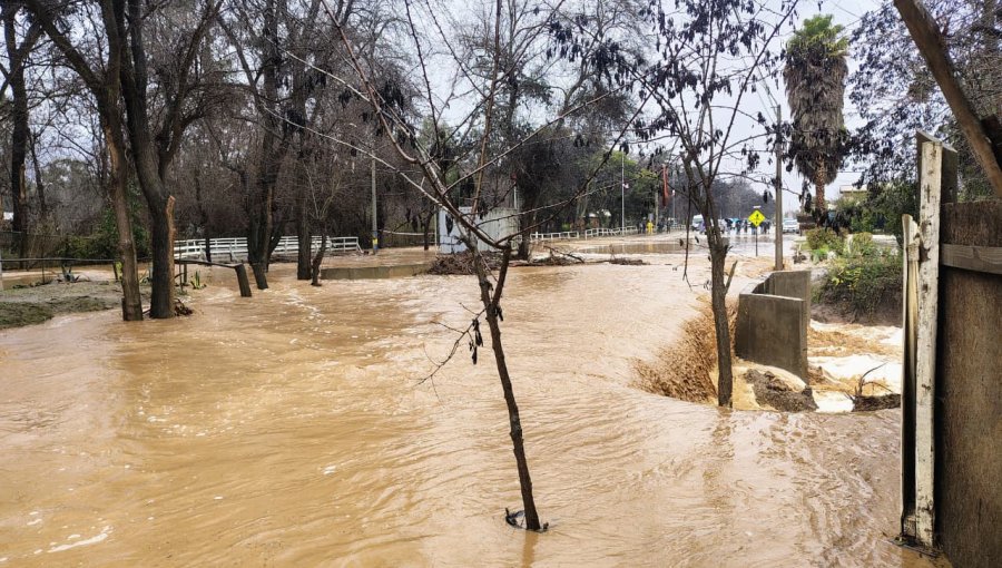 Crecida de una quebrada dejó aislada a media localidad de Pullally en Papudo