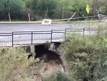 Socavón obliga a cerrar acceso a El Olivar: riesgo en puente de calle Tamarugal mantiene suspendido el tránsito vehicular