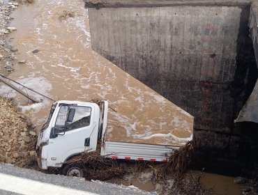 Camión cayó a un río luego que un socavón afectara al puente Maitencillo en Freirina