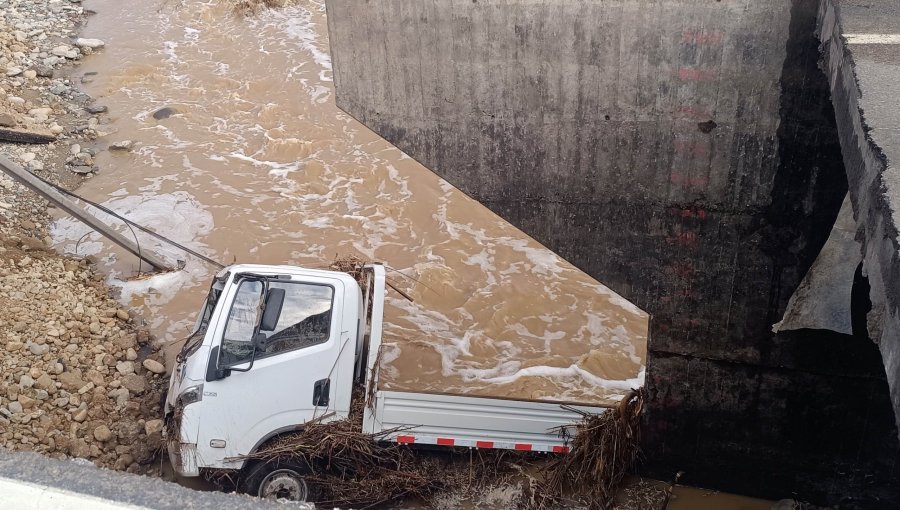 Camión cayó a un río luego que un socavón afectara al puente Maitencillo en Freirina