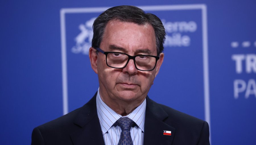 Ministro de Defensa responde a críticas por viaje a Hawái durante emergencia: "No andábamos ni en el Mundial ni de vacaciones"