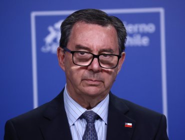 Ministro de Defensa responde a críticas por viaje a Hawái durante emergencia: "No andábamos ni en el Mundial ni de vacaciones"