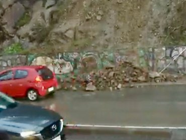 Caída de piedras afecta a Av. Alessandri de Viña del Mar y genera riesgo a automovilistas