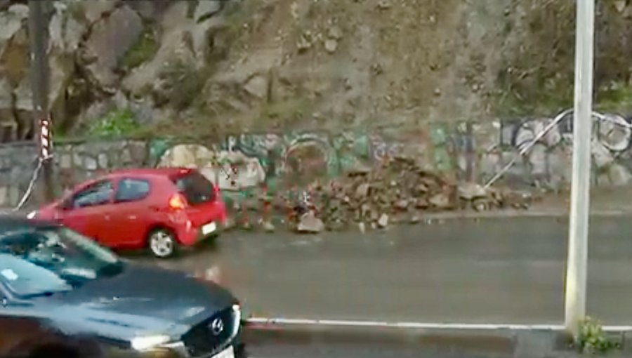 Caída de piedras afecta a Av. Alessandri de Viña del Mar y genera riesgo a automovilistas