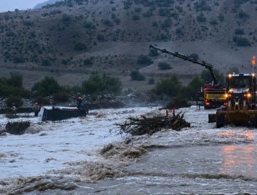 Rescatan a conductor tras ser arrastrado por el río Aconcagua: autoridades piden no exponerse al peligro