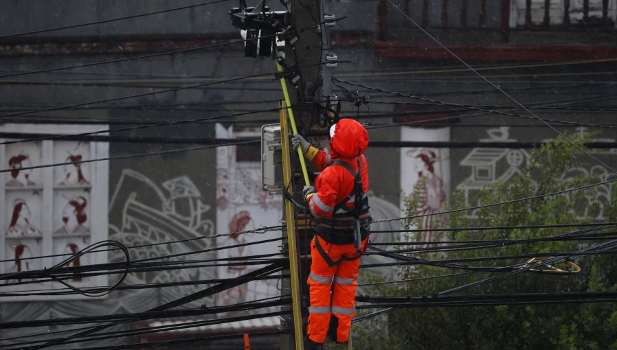 Cerca de 38 mil clientes permanecen sin suministro eléctrico en la región de Valparaíso